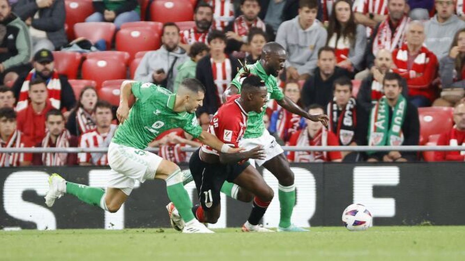 Guido Rodríguez, en la jugada del segundo penalti con Nico Williams.