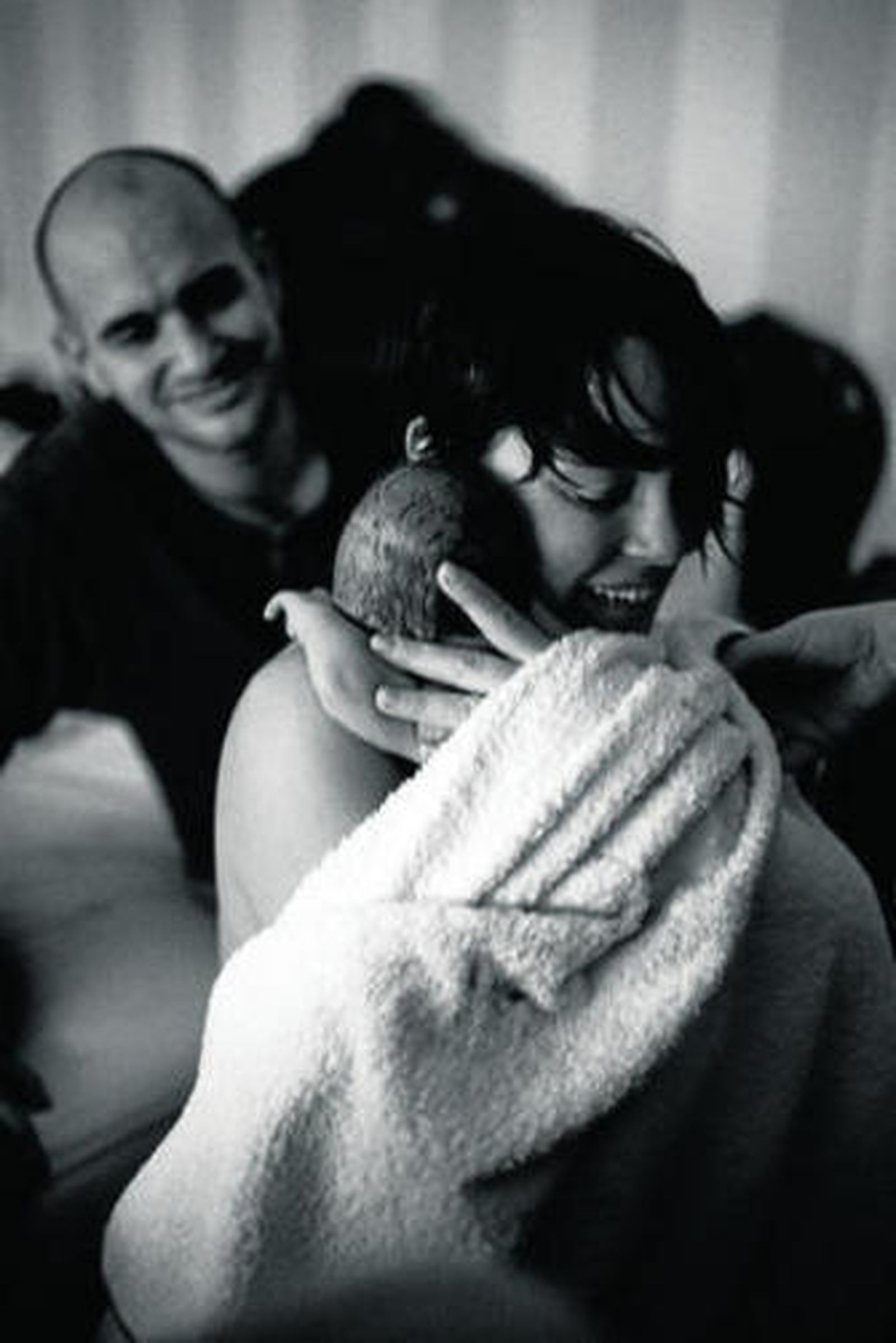 Rocío abraza a Unai segundos después de que naciera en su domicilio, ante la atenta mirada de Nacho.