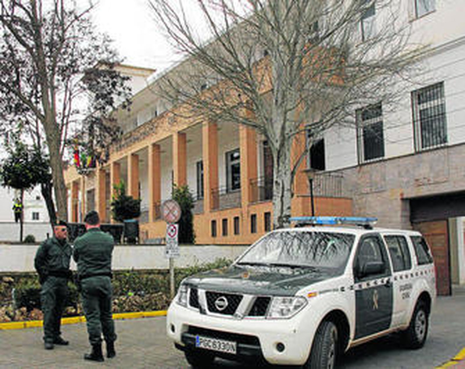 Dos guardias civiles vigilan las puertas del Ayuntamiento de Arriate.