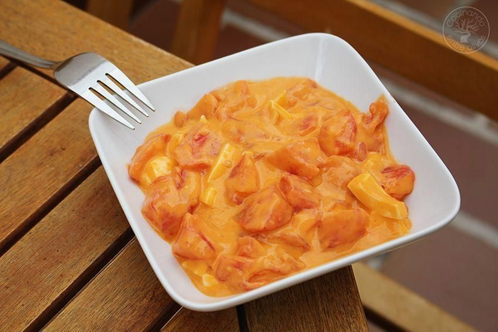 El tomate, el huevo y el aceite de oliva virgen extra de Jaén son los ingredientes esenciales de este refrescante plato veraniego.