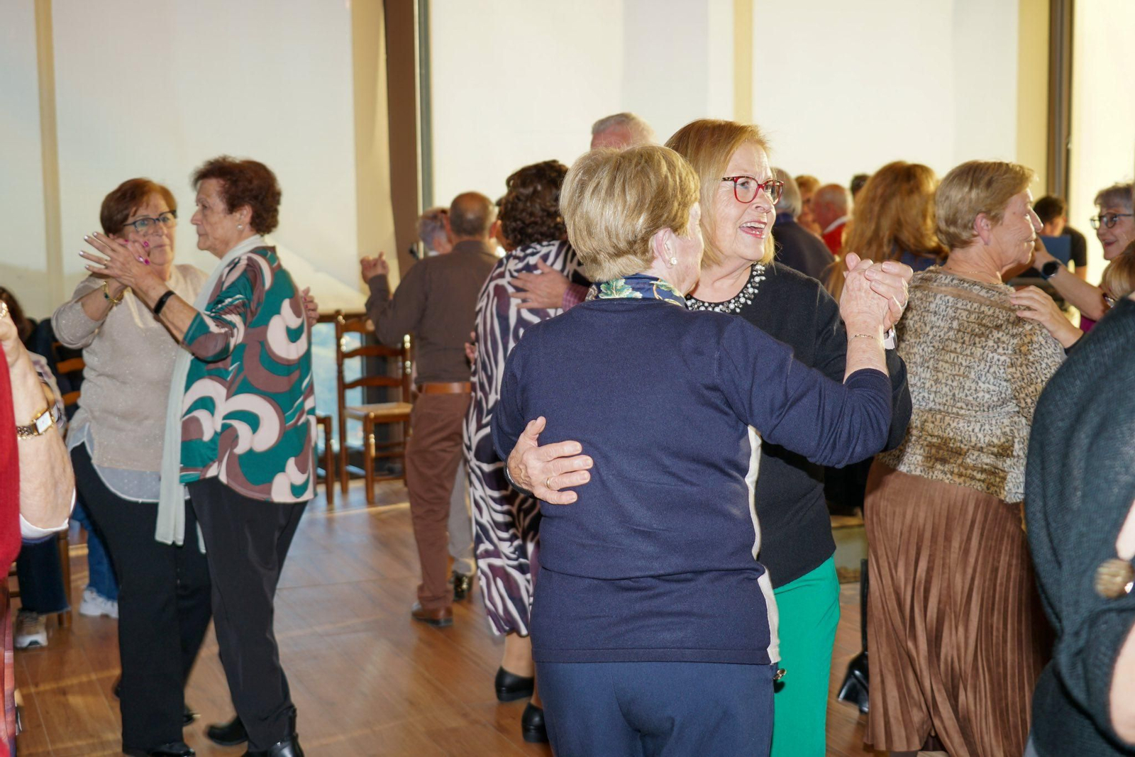 300 mayores de Vícar celebran las fiestas por todo lo alto en la Bodega Cuatro Vientos de Murta