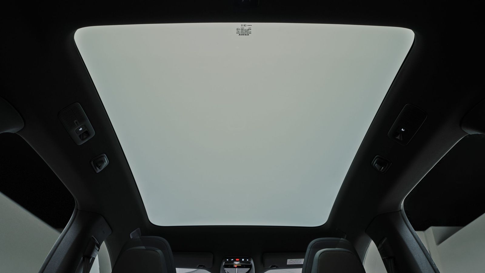 Volvo ha optado por la tecnología electrocrómica para atenuar o no la incidencia de los rayos del sol a través del techo de cristal.