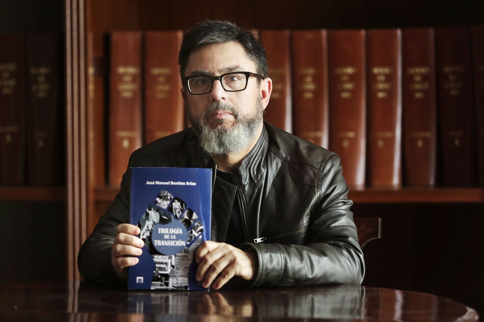 José Manuel Benítez Ariza (Cádiz, 1963) posa con un ejemplar de su 'Trilogía de la Transición'.