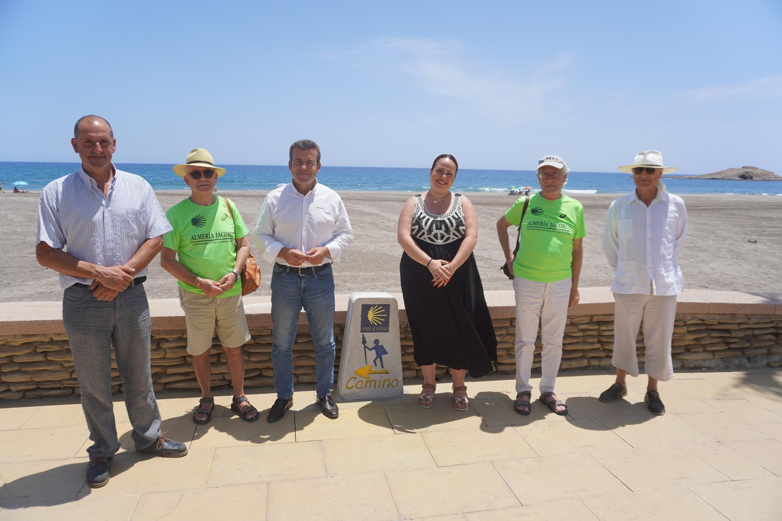 Responsables municipales y de Almería Jacobea con la señal del Camino Santiago en Carboneras.