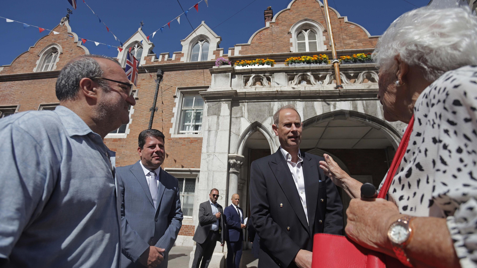 Fotos del paseo de los condes de Wessex por Main Street en Gibraltar