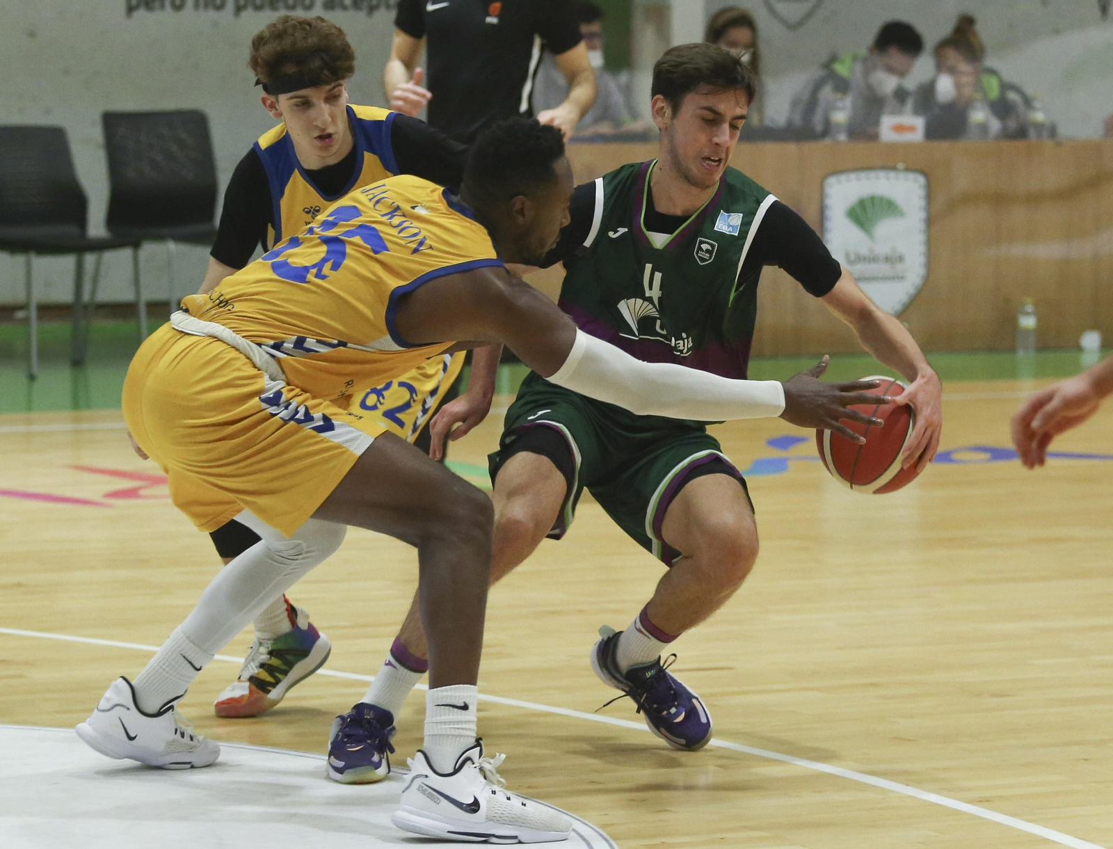 El Novaschool se lleva el derbi ante el Unicaja en Los Guindos