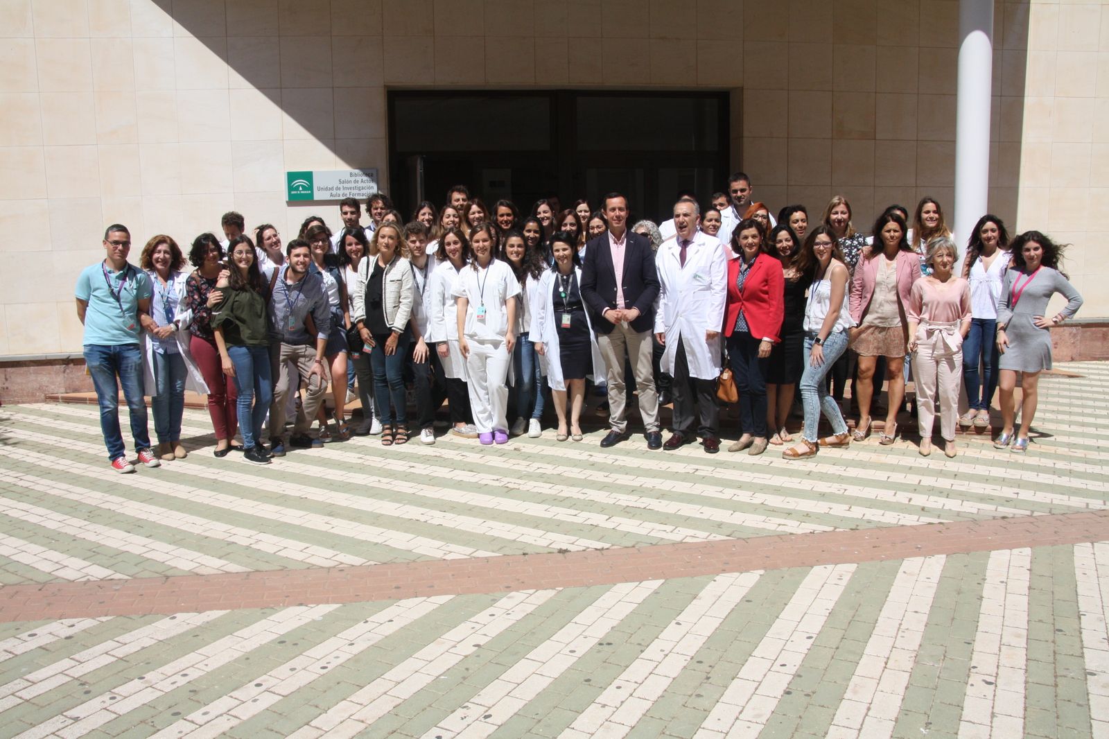 José María Martín y profesionales del Hospital, con los jóvenes residentes