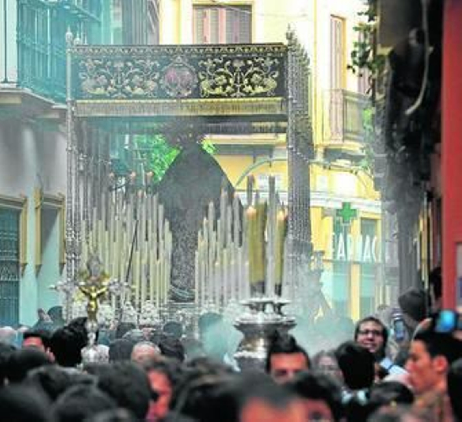 La Virgen de la Victoria enfila Placentines tras abandonar Argote de Molina.