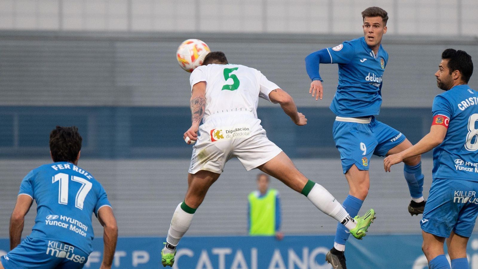 Jorge Moreno remata de cabeza en una de las pocas ocasiones del Córdoba CF en Fuenlabrada. Jorge Moreno remata de cabeza en una de las pocas ocasiones del Córdoba CF en Fuenlabrada.