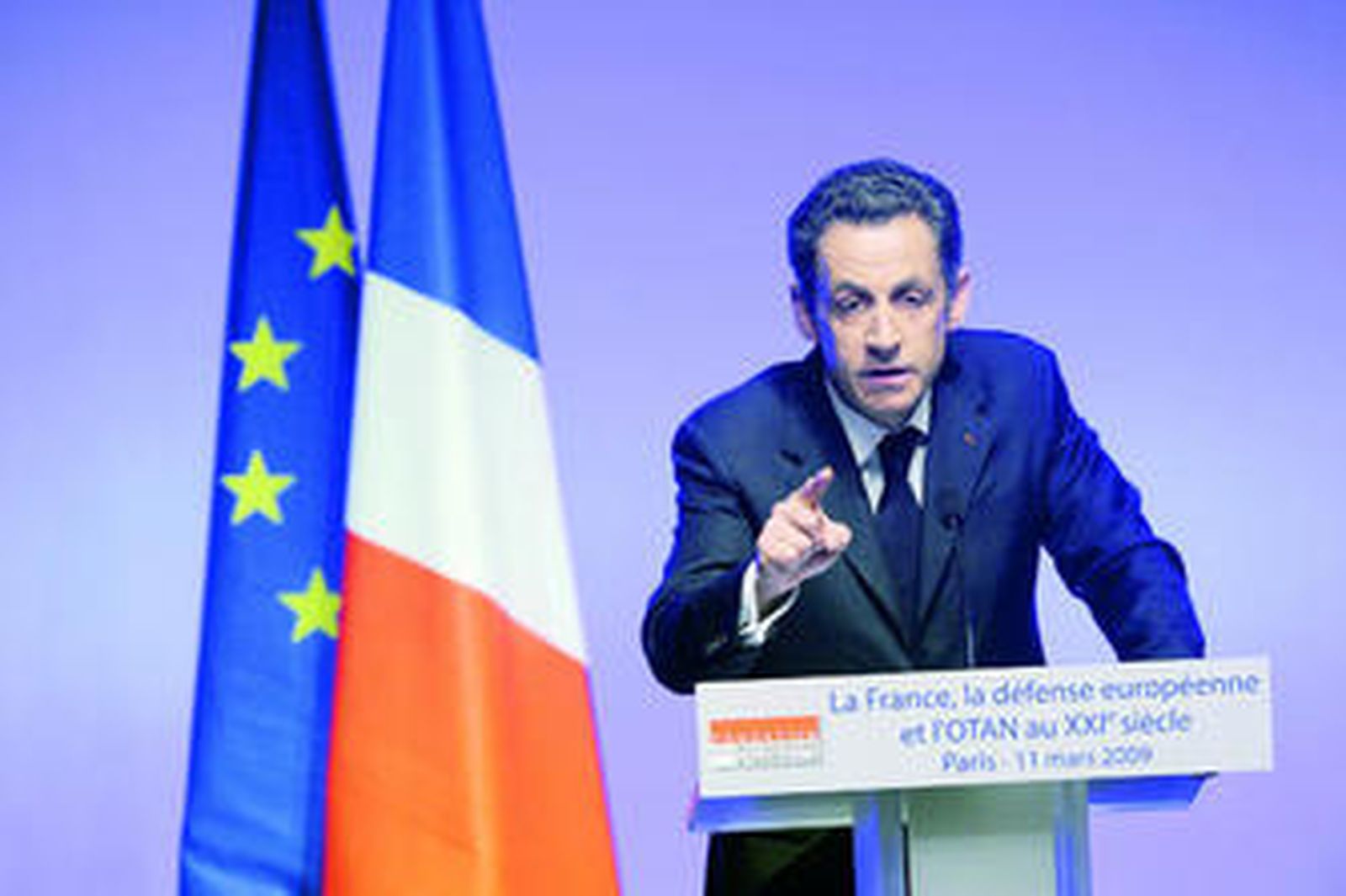 Sarkozy, ayer, en el coloquio en el que anunció su decisión de retornar a la estructura militar de la Alianza.
