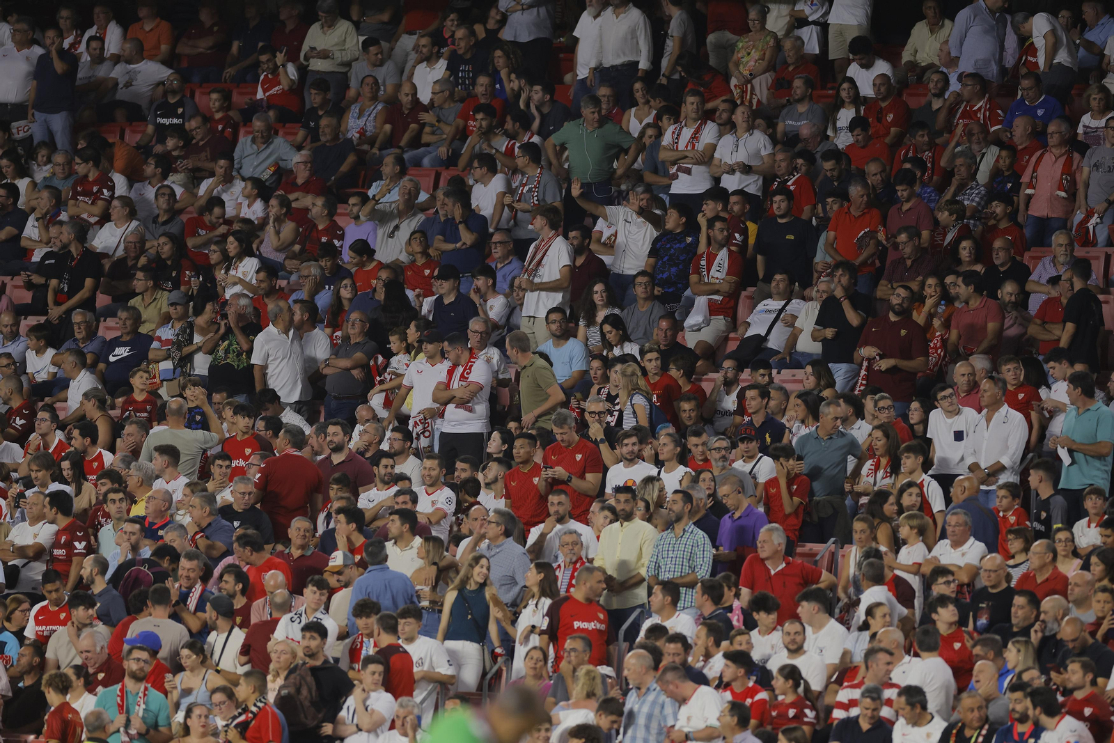 Búscate en las fotos del Sevilla-Rayo