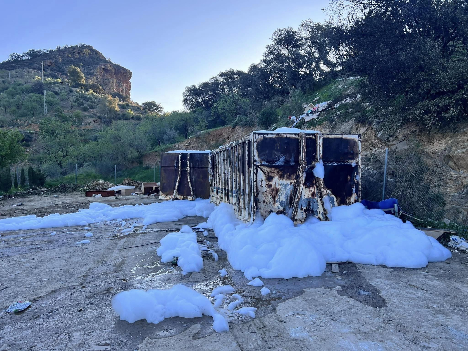 Contenedores del punto limpio de Comares