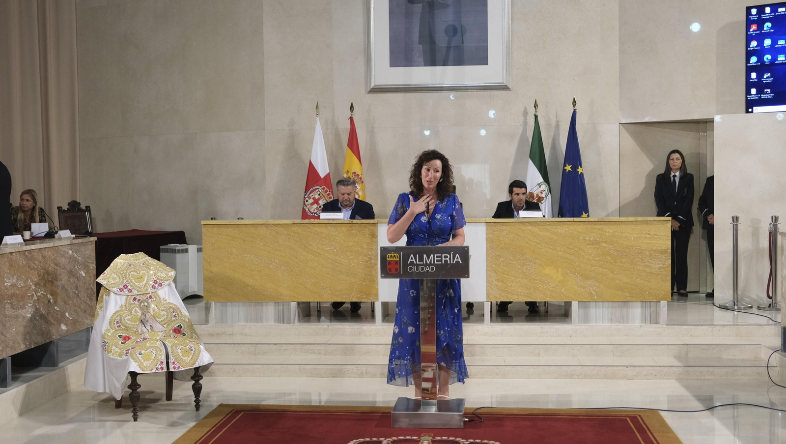 Imágenes de la entrega del capote de paseo de la feria taurina 2021 en honor a la Virgen del Mar, al torero Emilio de Justo
