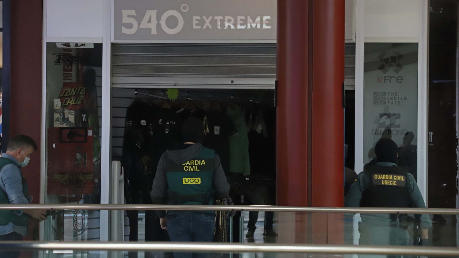 Registro de la Guardia Civil en el centro comercial Puerta Europa en Algeciras