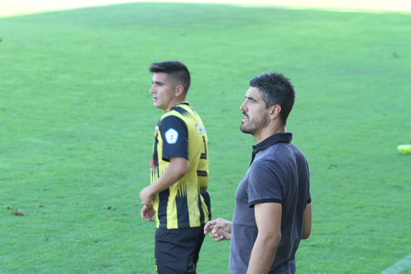 Álex Hornillo, pendiente a sus futbolistas durante el San Roque-Guadalcacín esta temporada