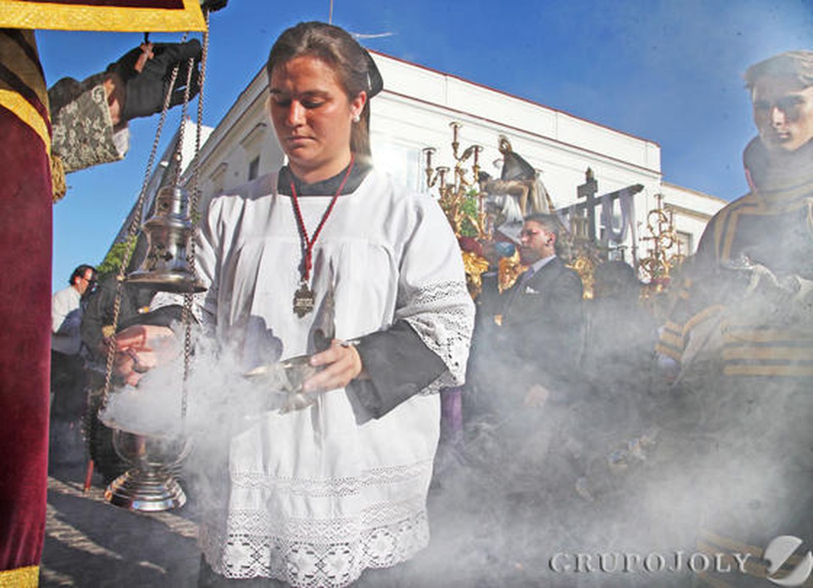 Una monaguilla colabora con un acólito para que no falte incienso al paso de Nuestra Señora de las Angustias.

Foto: Vanesa Lobo