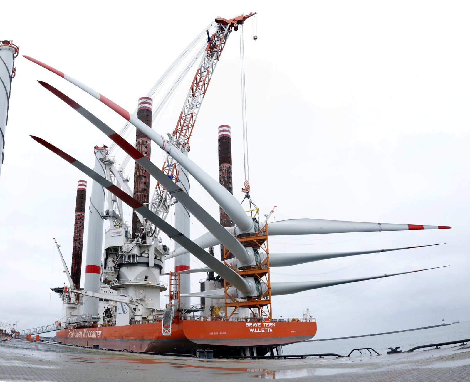 Puerto Real, presente en la estación eólico marina Wikinger