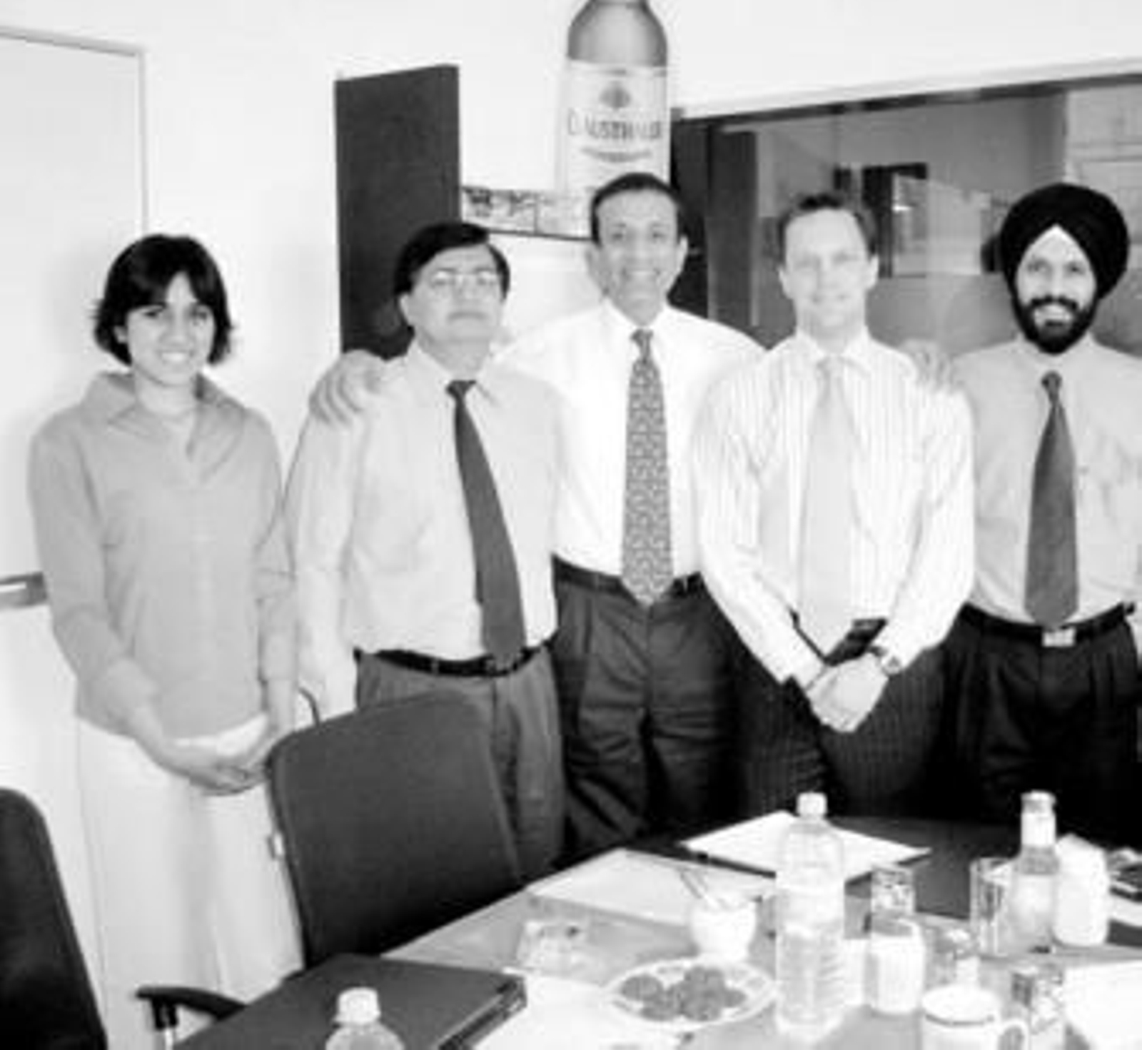 Olivier Brantl, segundo por la derecha, representante de ArteOliva en la misión comercial a India.