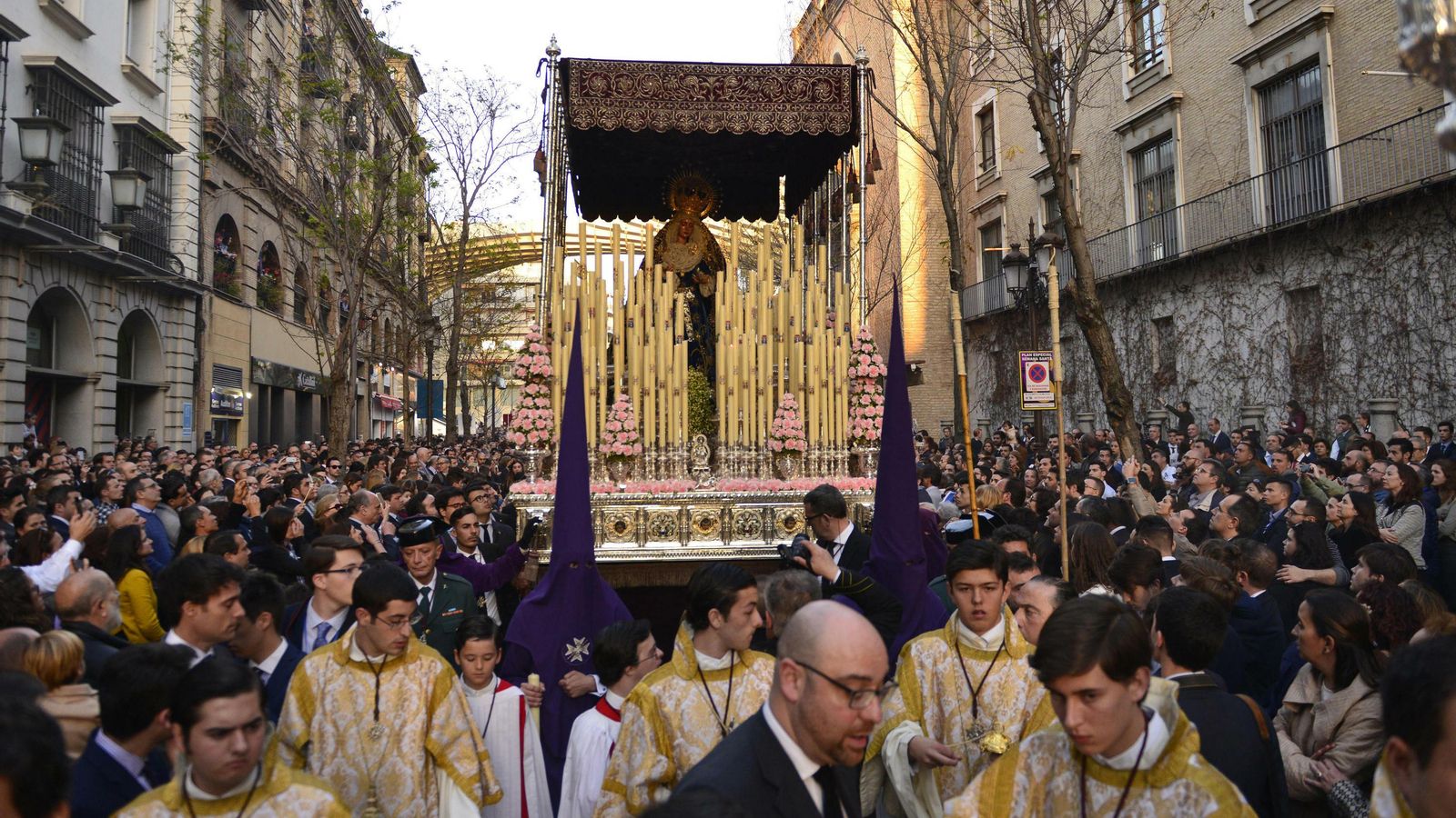 Palio de la Hermandad de El Valle a su paso por la calle Laraña