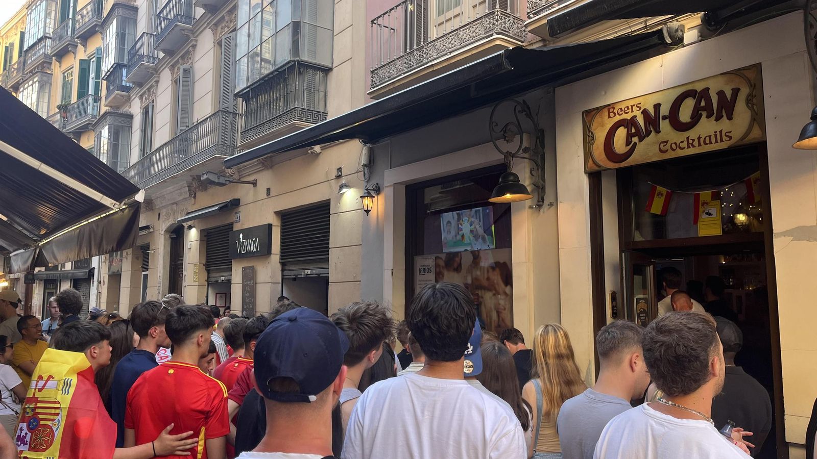 El fútbol se vive en el centro de Málaga.