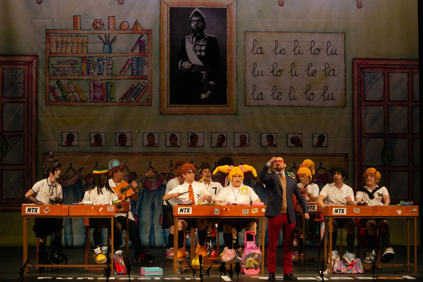 Actuación de la chirigota de Sevilla "Una chirigota sin clase"