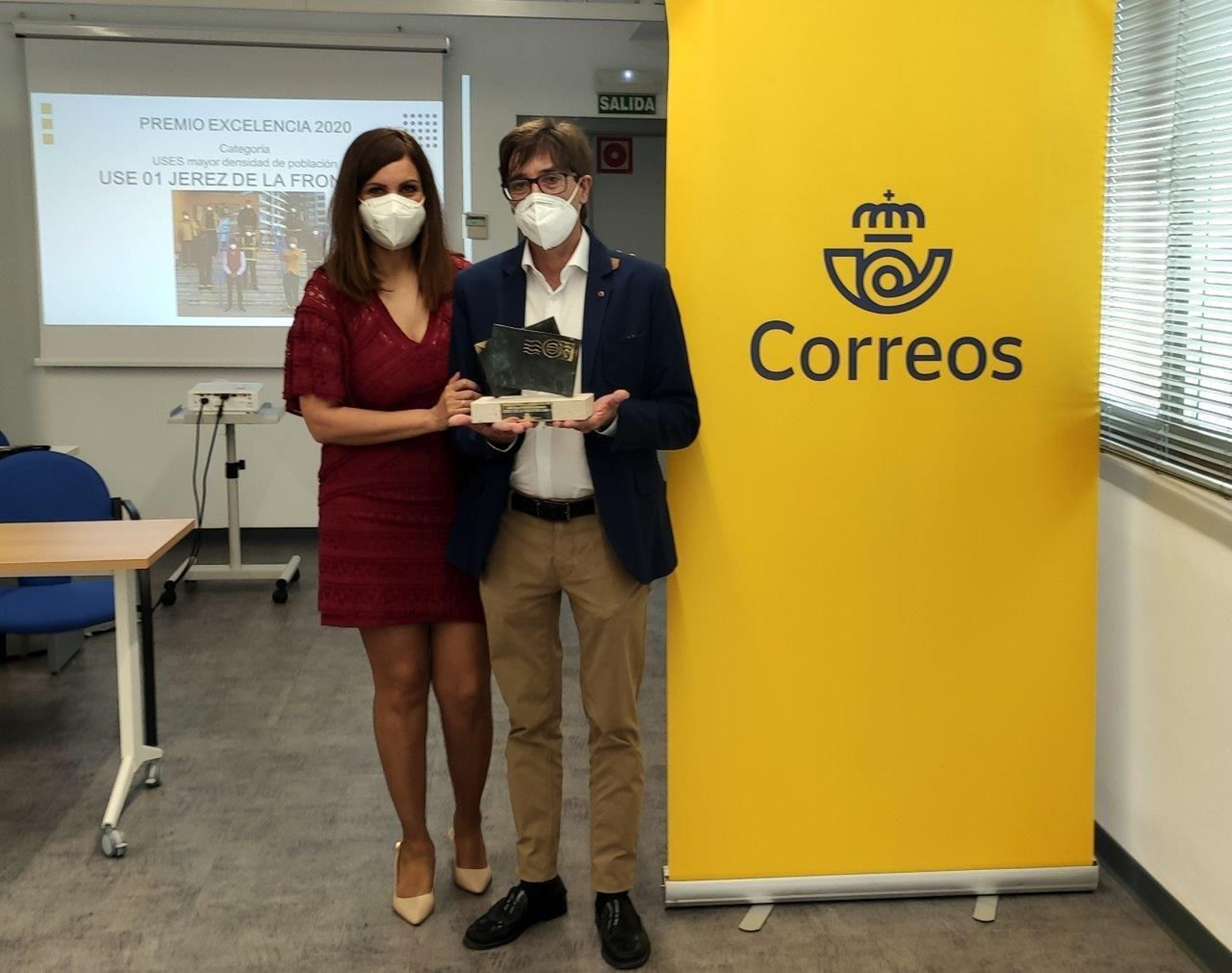 Juan Antonio Fernández recibe el premio de manos de Pilar Caballero.