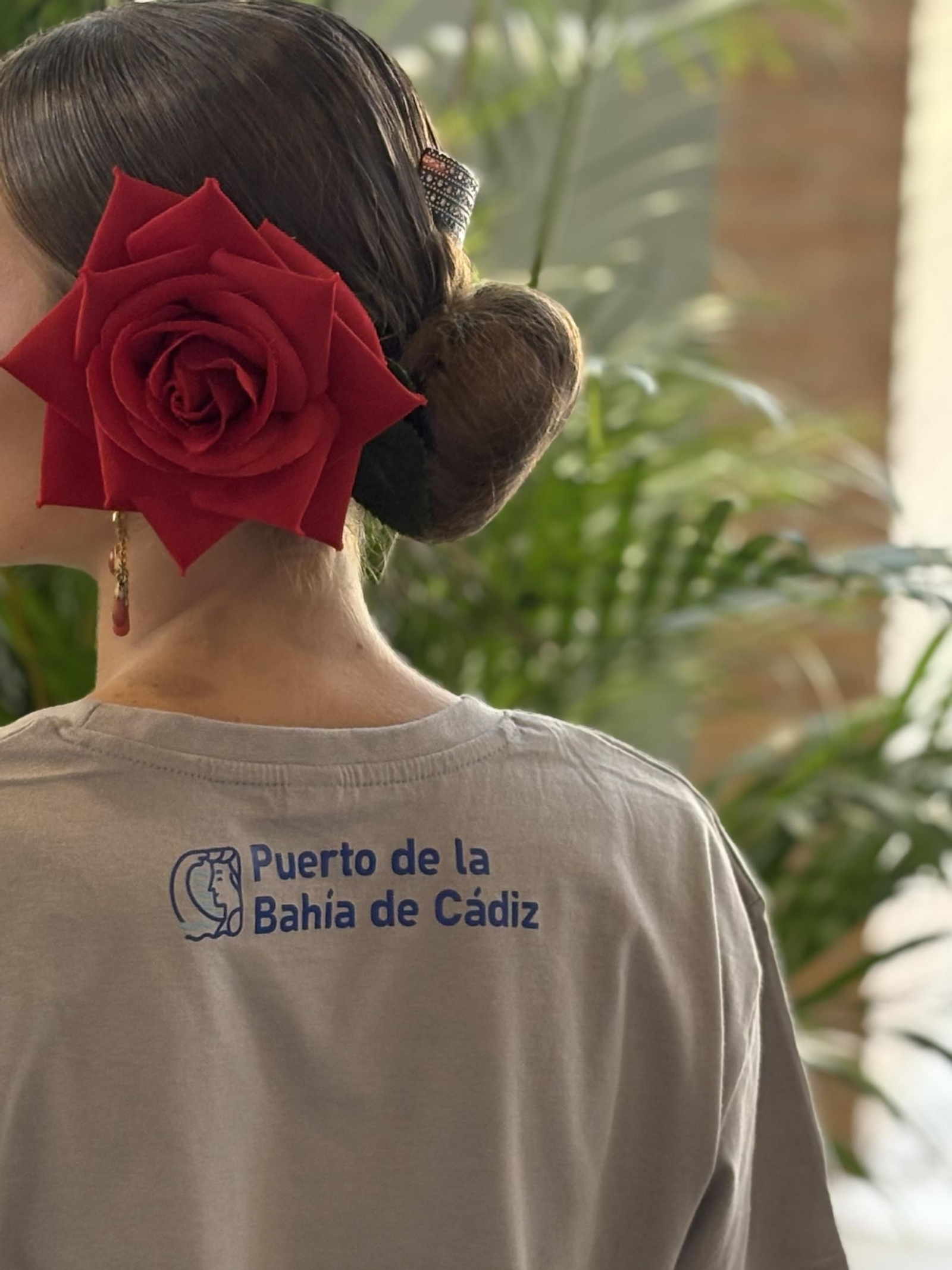 Una de las integrantes del grupo Paca Briceño, con una camiseta con el logotipo de la Autoridad Portuaria.