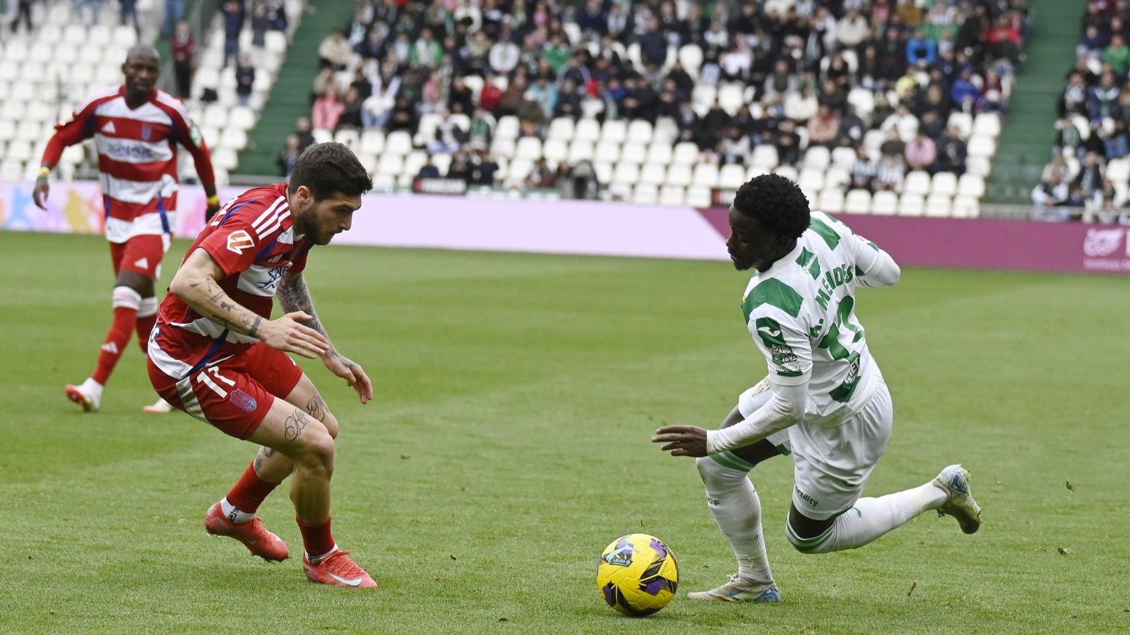 Adilson Mendes intenta marcharse de Tsitaishvili en el Córdoba CF - Granada.