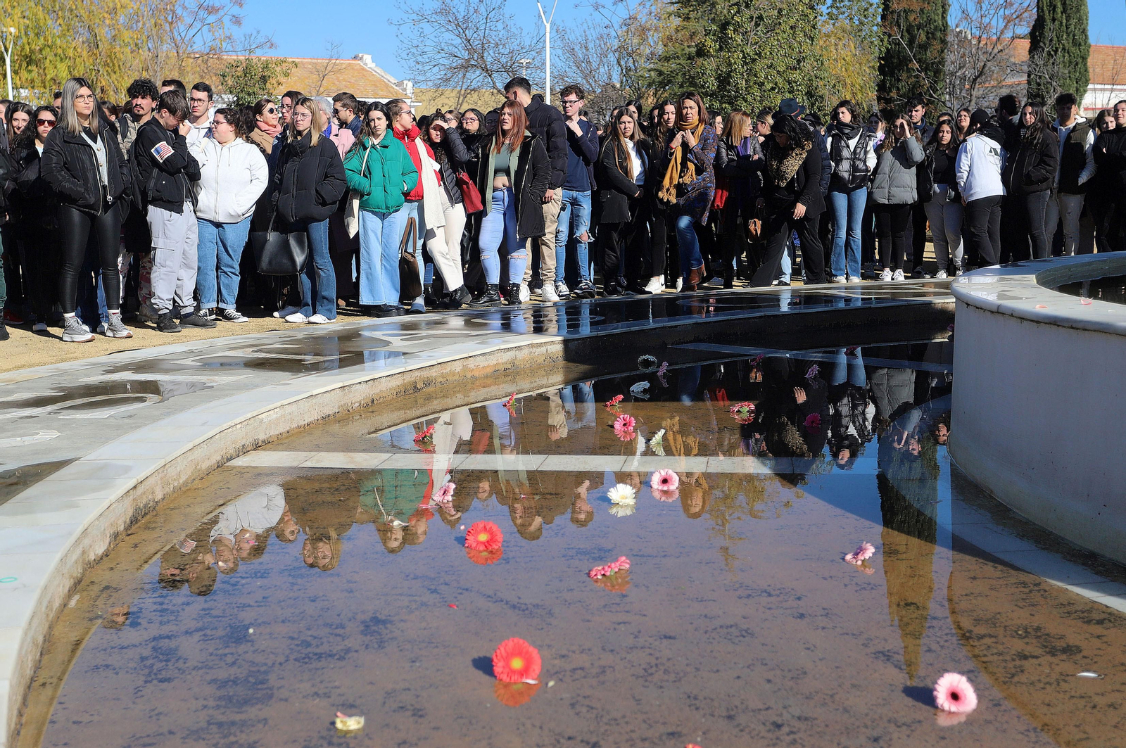 Imágenes del minuto de silencio guardado en la Universidad de Huelva en memoria de los estudiantes fallecidos en el incendio