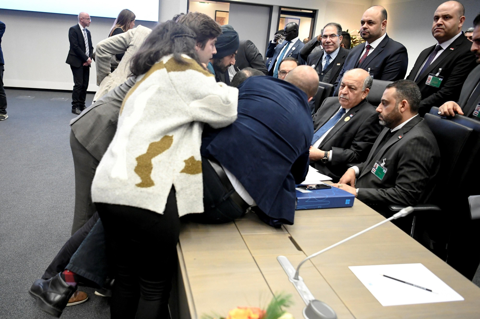 El ministro de Petroleo de Irak, Thamir Abbas Al Ghadhban, atiende a la prensa, ayer, en Viena.