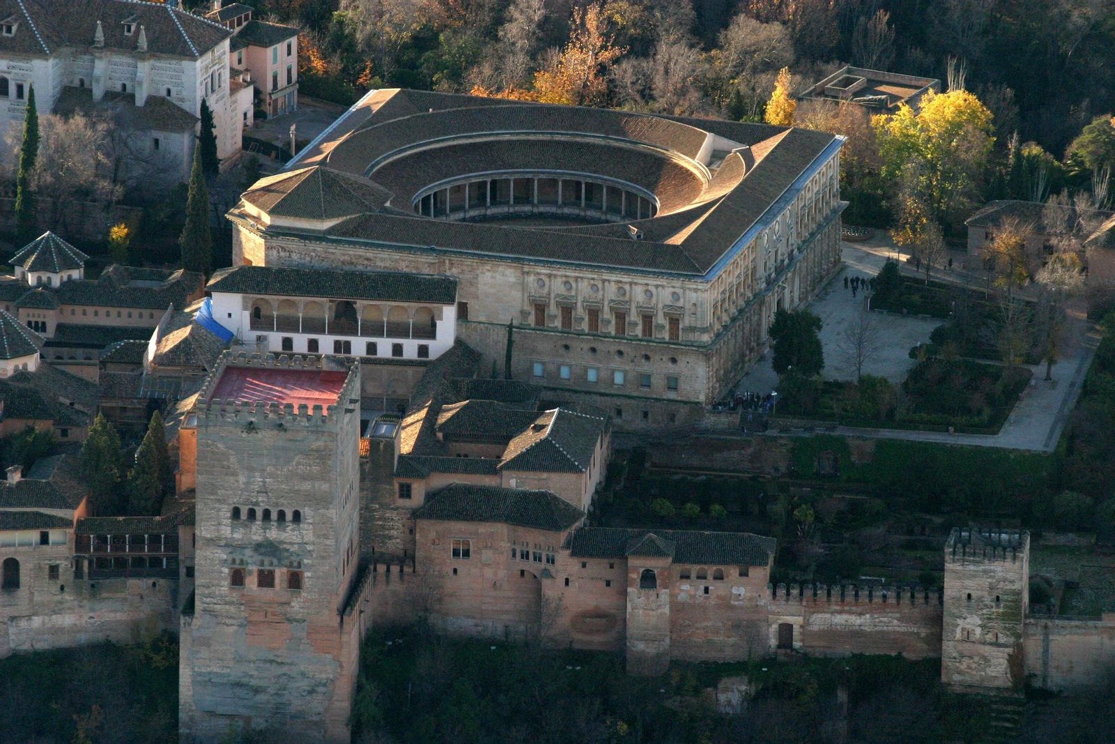 Vista del Palacio  de Carlos V y los palacios nazaríes desde mil metros de altitud