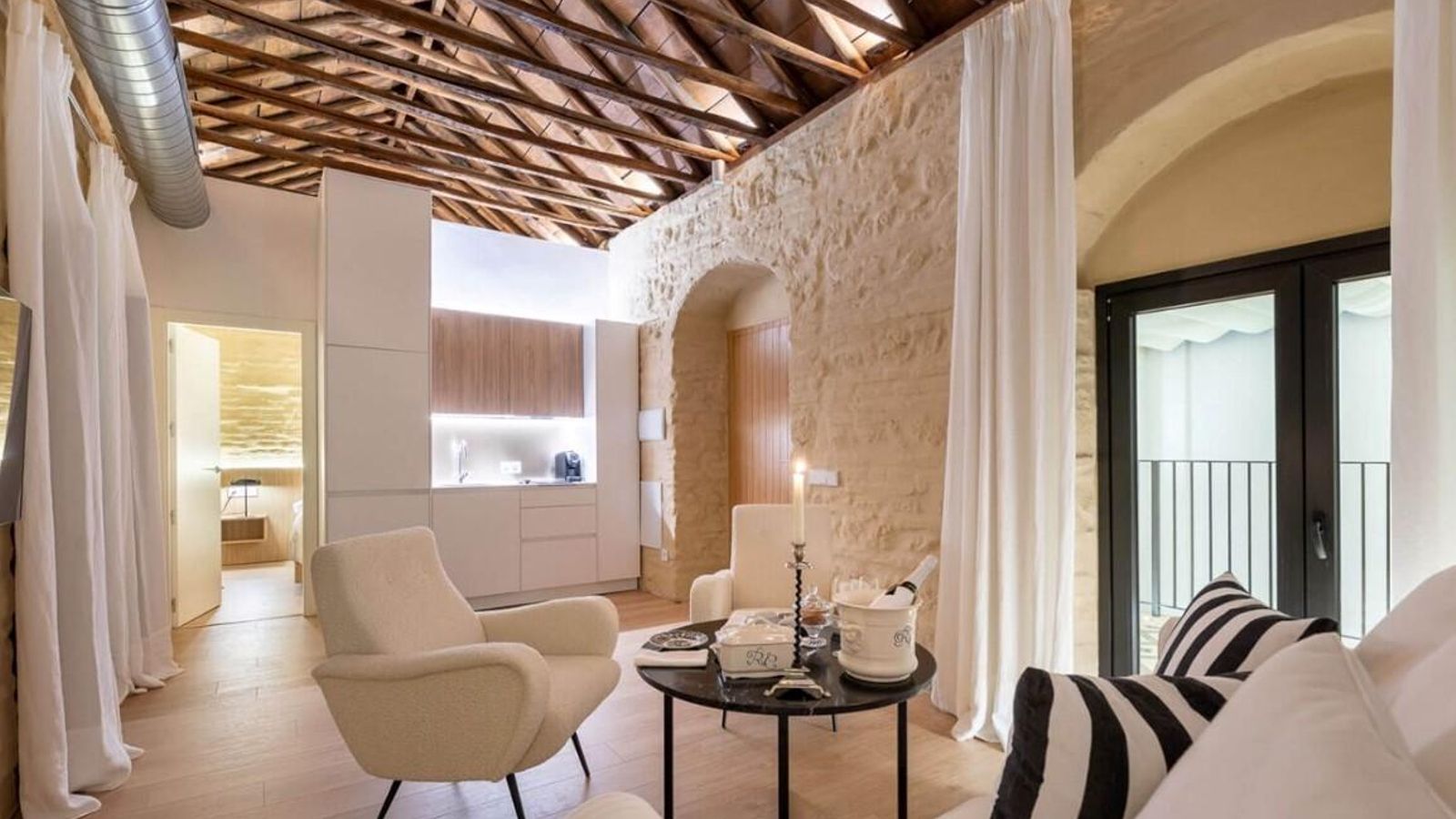 El edificio cuenta con seis espaciosos apartamentos en torno a un bonito patio central