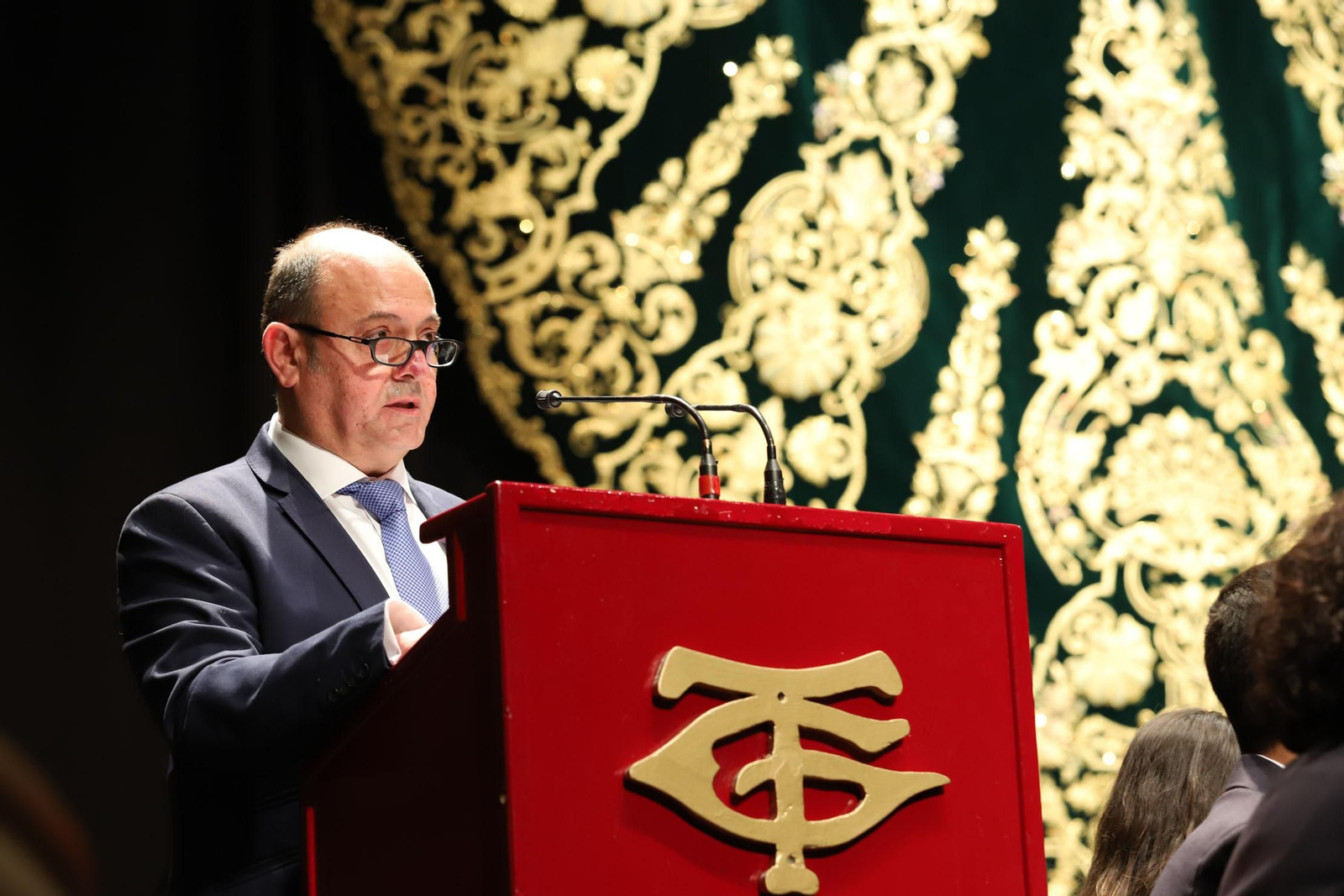 Presentan manto de la Virgen del Amor.