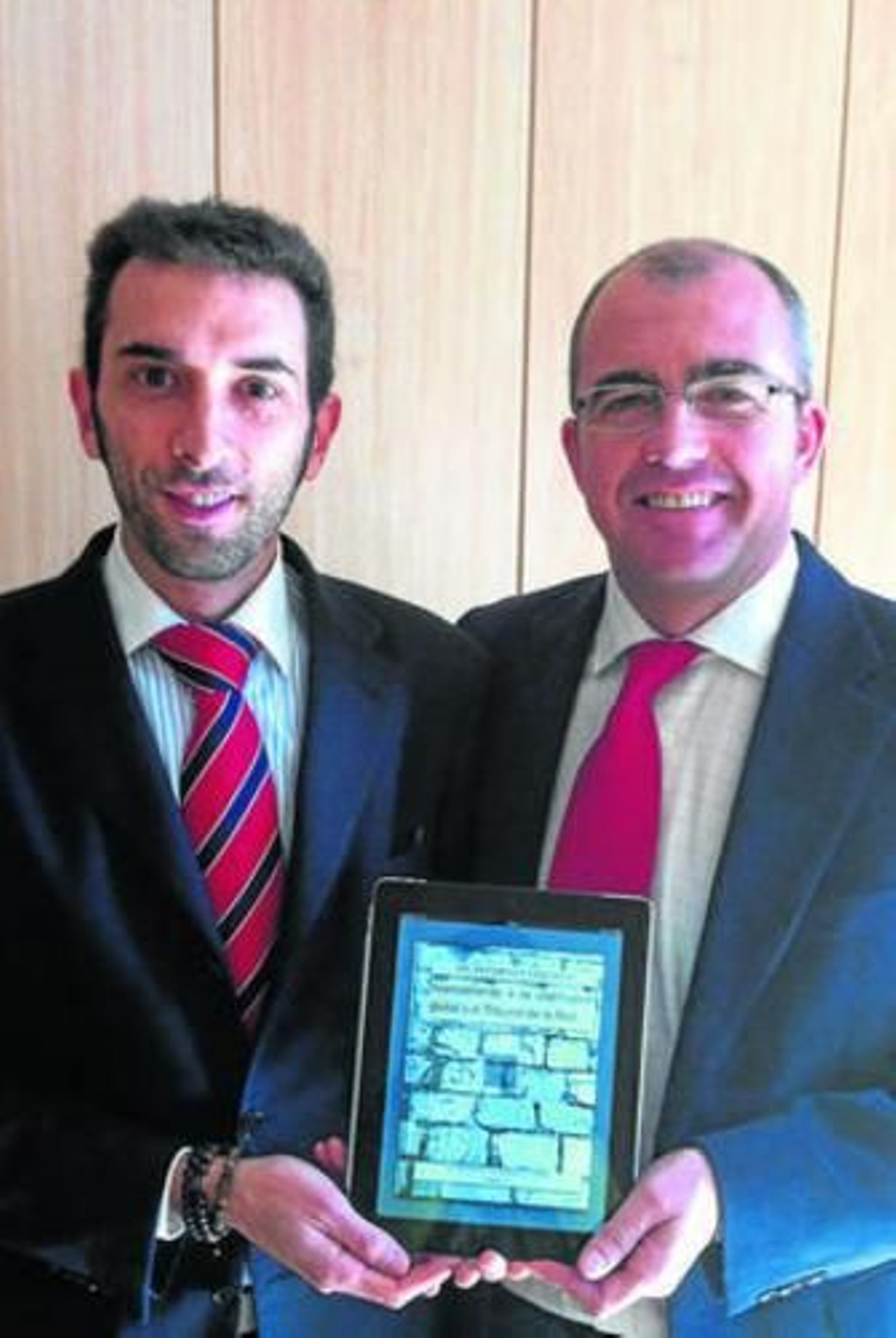 Fernández con el delegado del Colegio de Abogados, Alberto Pérez.