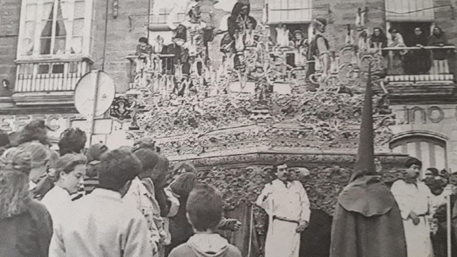 El paso de Cigarreras, con el canasto dorado, en 1995