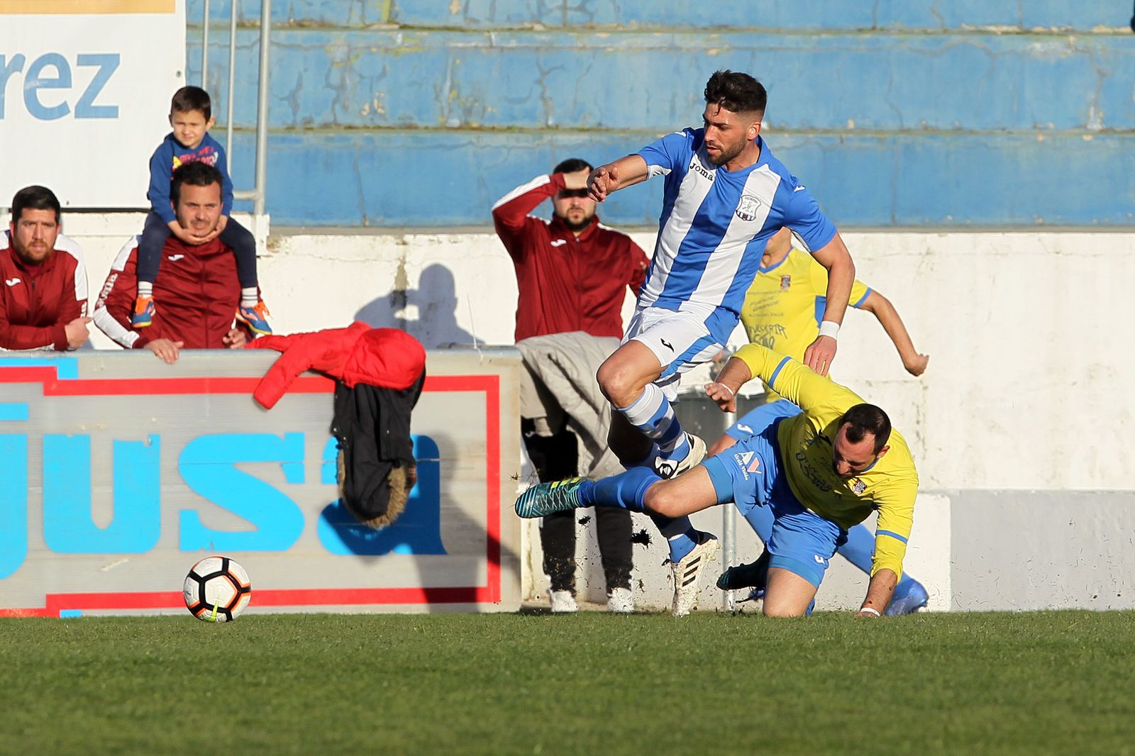 Jesús Barrera se marcha de un defensor del Alcalá del Valle en el partido de la pasada temporada.
