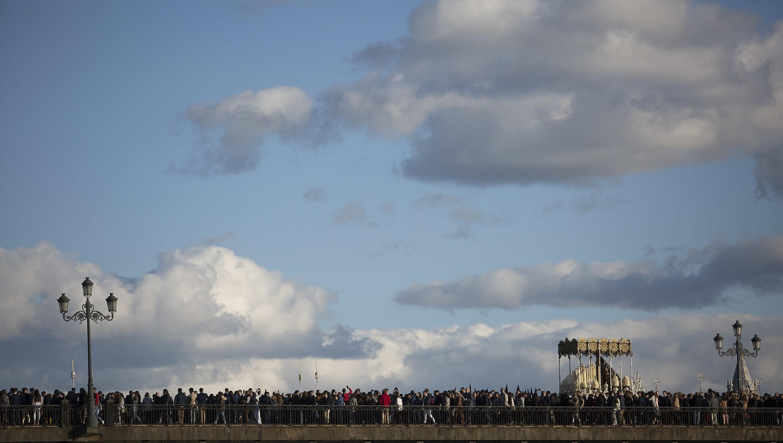 La Estrella cruzando el puente de Triana