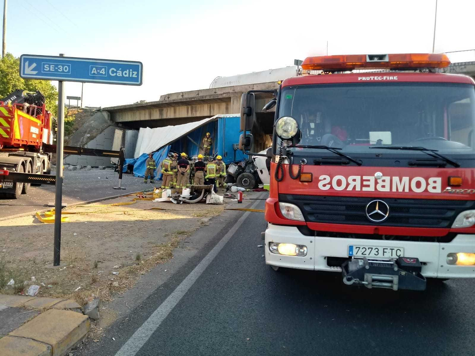 Las imágenes del camión accidentado en Montes Sierra