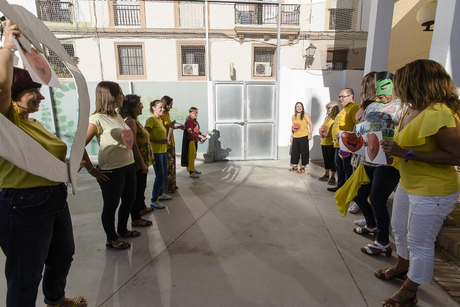 Profesores del CEIP Celestino Mutis esperando a los alumnos el primer día de clases.