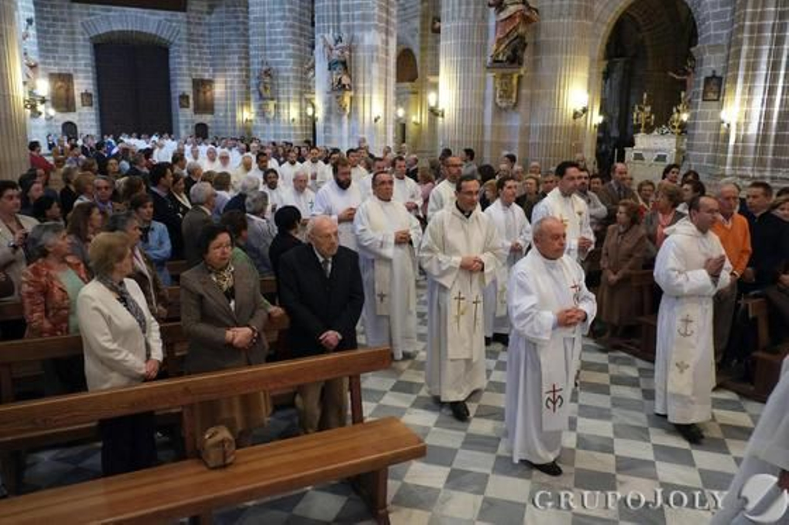 En la imagen, los sacerdotes diocesanos acceden al altar en la misa Crismal celebrada ayer por el obispo.

Foto: Manu García
