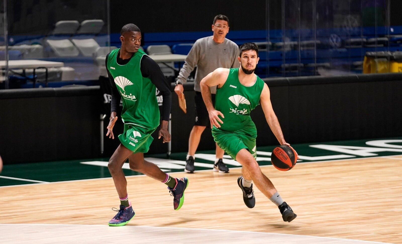 Nzosa, junto a Bouteille en un entrenamiento en el Carpena.
