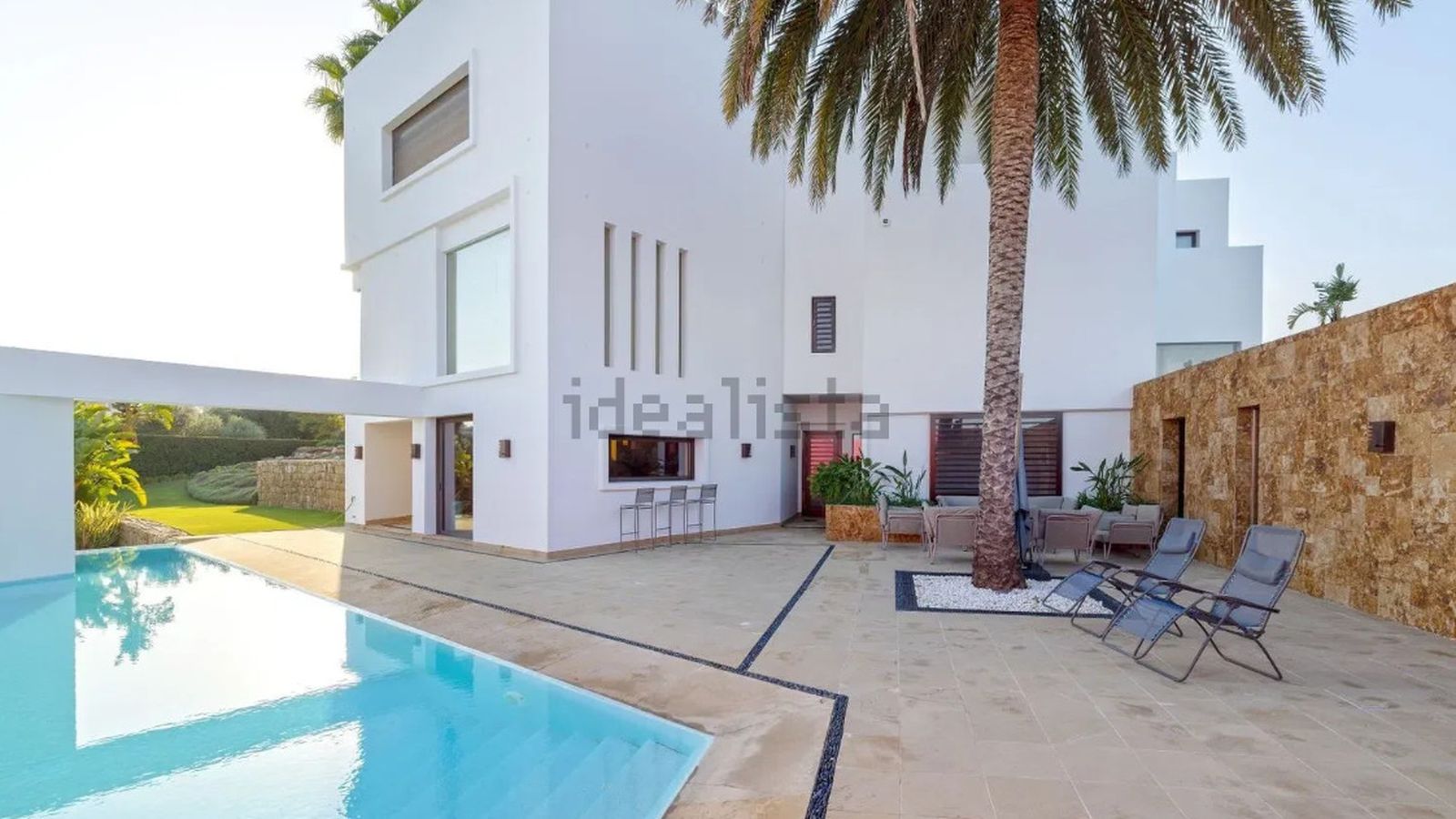 Terraza con amplia piscina en Sotogrande