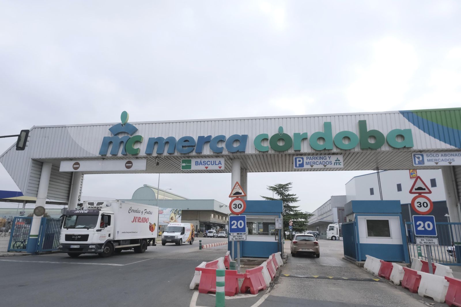 Vehículos entran y salen de Mercacórdoba