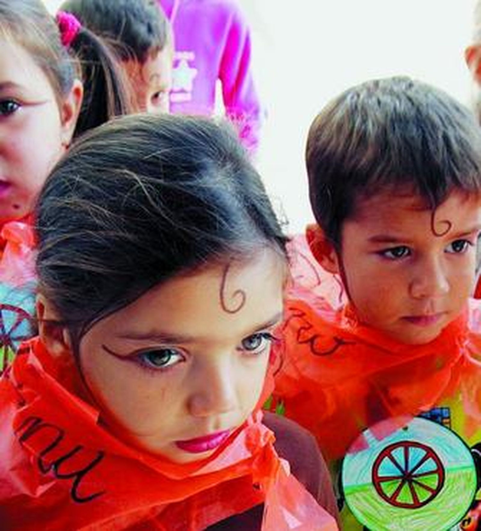 Unos niños celebran el Día Internacional del Pueblo Gitano.