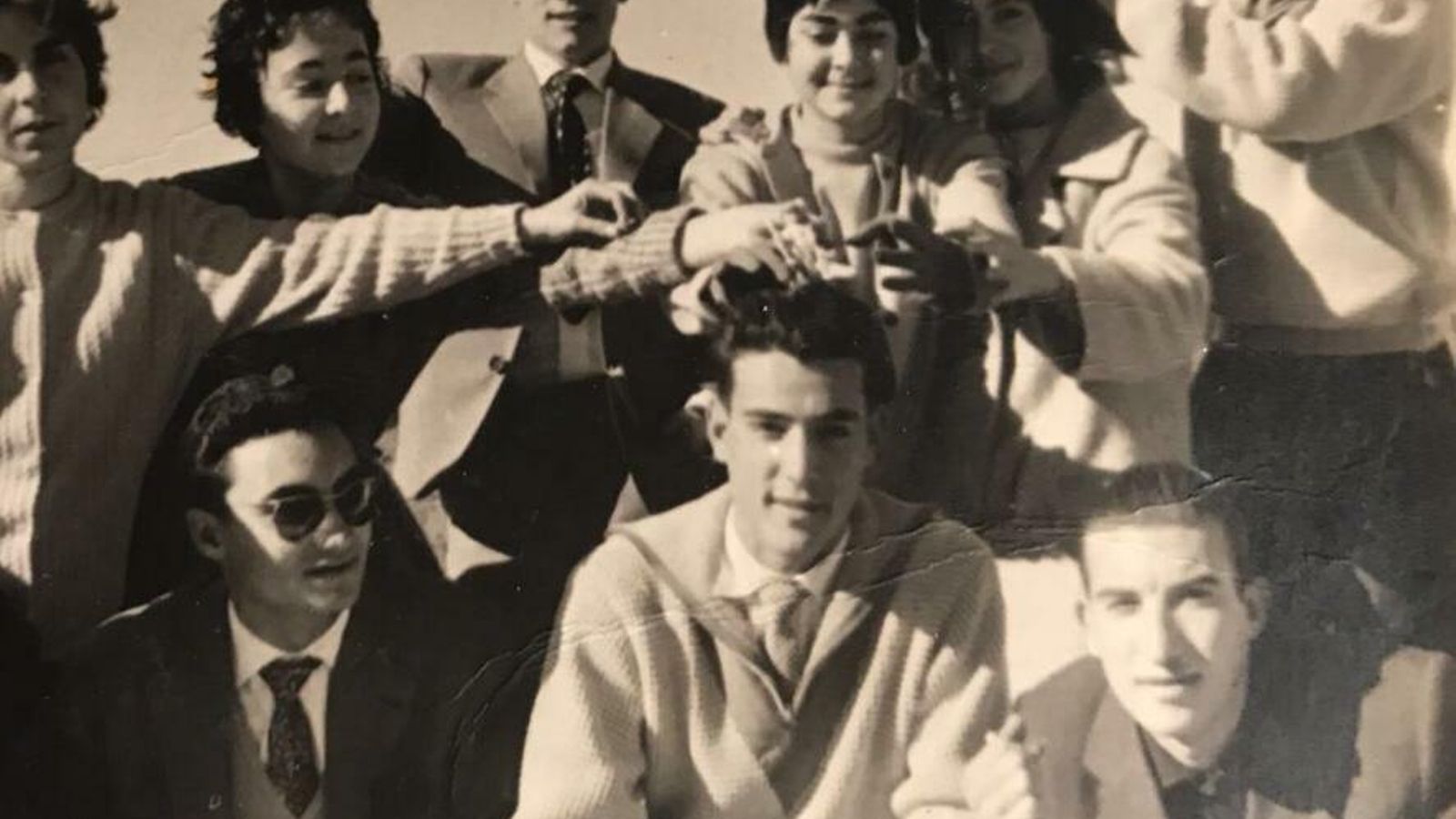 En el centro, con varios amigos.