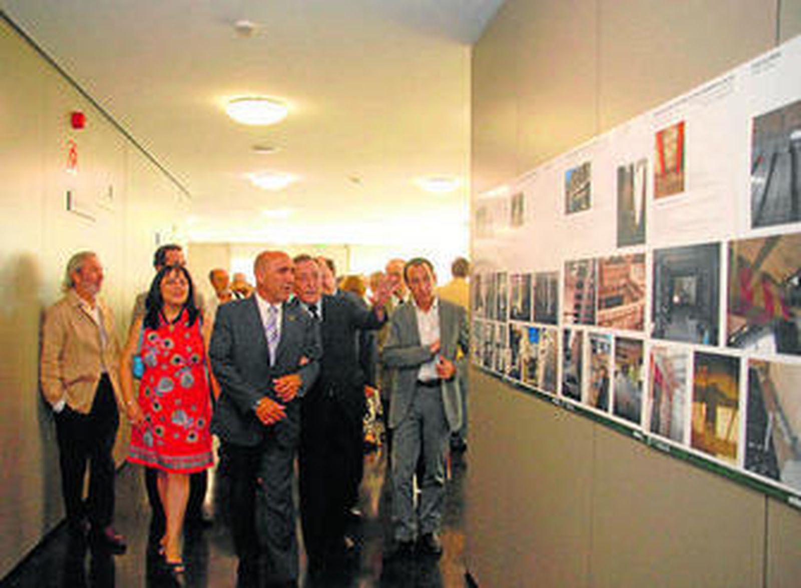1. Imagen de la fachada exterior del inmueble de arquitectura modernista que alberga el centro de salud Cayetano Roldán, y que abrirá sus puertas ya reformado este lunes, según está previsto 2. En la planta baja en uno de los pasillos se han colocado unos paneles explicativos acerca del inmueble, su historia, sus problemas y la reforma realizada para acondicionar esta superficie. 3. Numerosas personas acudieron a visitar el centro de atención primaria, cuyas obras han durado más de lo esperado. Hubo muchos representantes de asociaciones de vecinos y    también de la Corporación Municipal. fotos: rioja