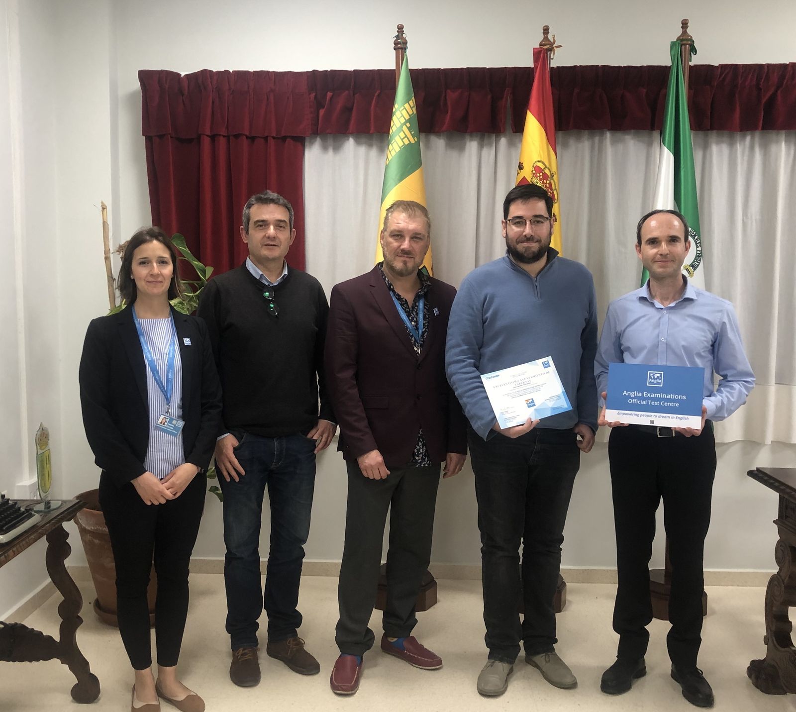 El alcalde de Tabernas con responsables de Anglia y la escuela de idiomas.