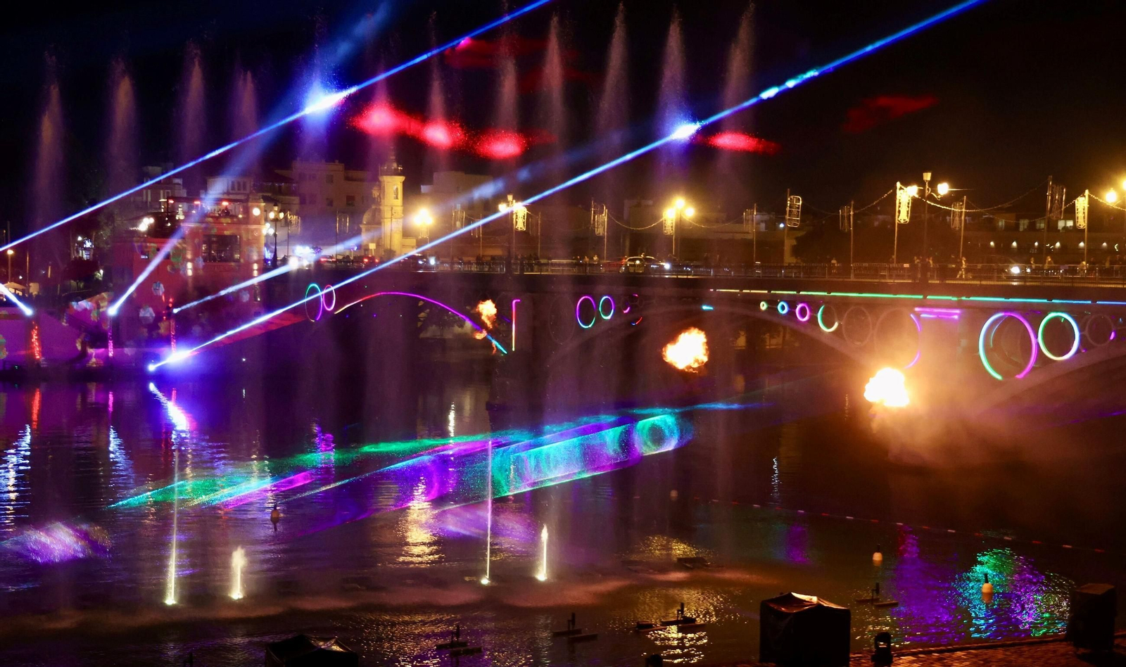 Así es la nueva edición de 'Navigalia': las fotos del espectáculo en el río