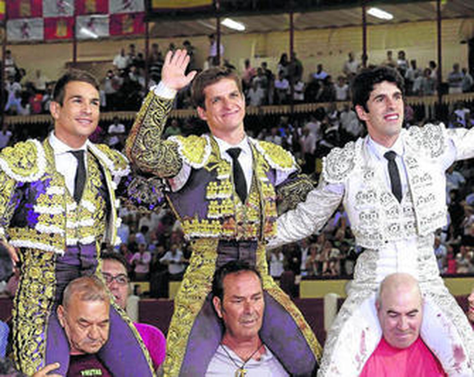 Manzanares, El Juli y Talavante, sonrientes en su salida por la Puerta Grande de Valladolid.