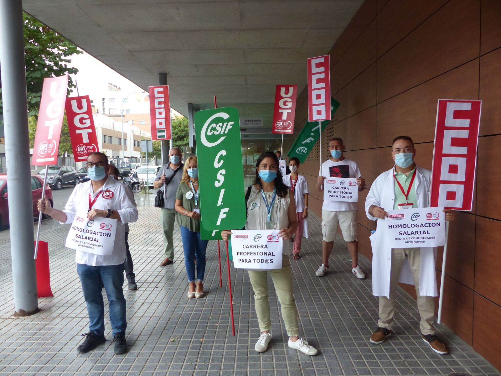 Protesta de UGT, CCOO y CSIF ante el centro de salud Carlos Castilla del Pino